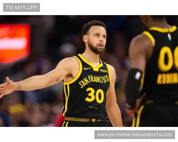 勇士库里远射世界波命中引发全场狂欢 勇士库里远射世界波命中引发全场狂欢