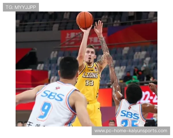 浙江队对抗力度明显提升,中场完全占据主导 浙江队对抗力度明显提升,中场完全占据主导