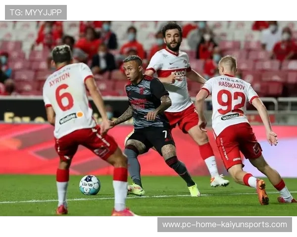 本菲卡中场在比赛中发挥稳定作用