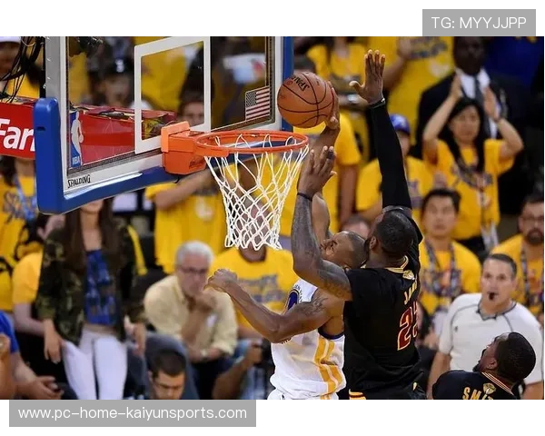 NBA球星被帽飞三米的背后：篮球场上的精彩瞬间与完美反击