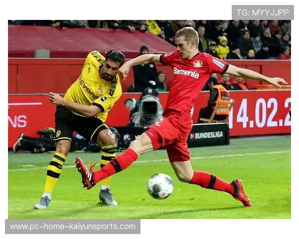 多特蒙德锋线连续施压,逼迫对方后场频频失误 多特蒙德锋线连续施压,逼迫对方后场频频失误