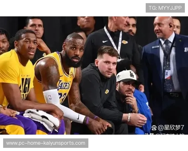 东契奇中路突破轻松得手,独行侠稳住进攻 东契奇中路突破轻松得手,独行侠稳住进攻