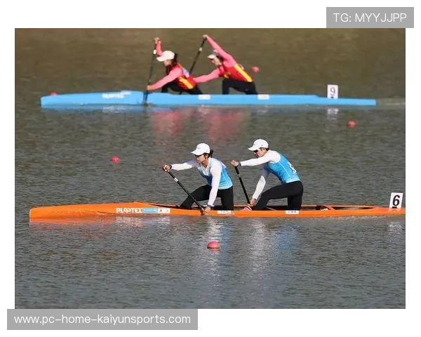 皮划艇双人组成功冲破激流，解说：他们在和河谈恋爱